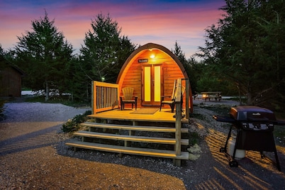 Cute European Bungalow Cabin w/Hot Tub. 1 Double Bed
