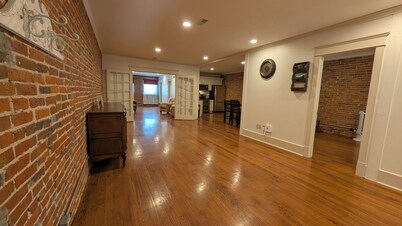 Cozy Historic Downtown Lexington Apartment