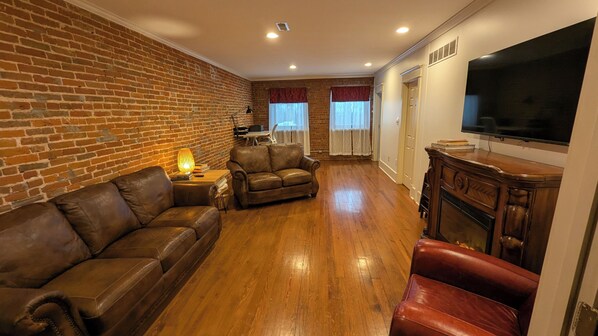 Smart TV, books, printers - Cozy Historic Downtown Lexington Apartment (Lexington)