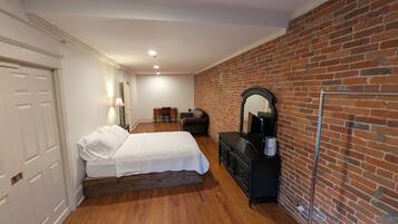 2 عدّة غرف نوم ومكتب وواي فاي مجانًا وملاءات أسرّة