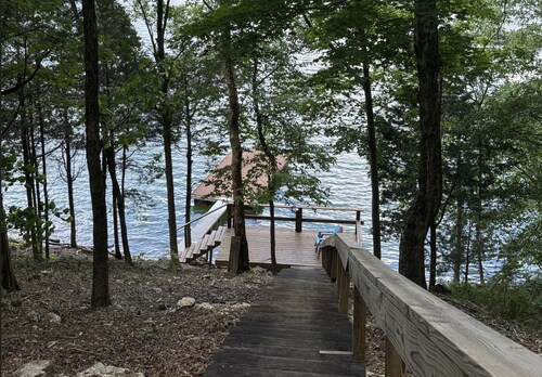 Serene cabin with dock/swim platform in charming Speedwell