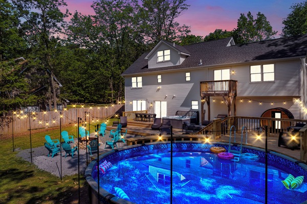 Utendørsbasseng og et oppvarmet basseng