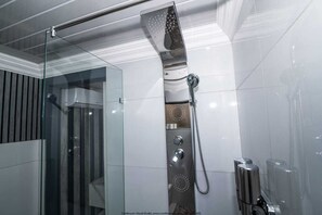 Hair dryer, towels, shampoo, toilet paper - The Fine Line Lodge (Pretoria)
