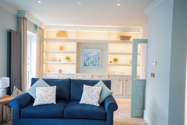 Smart TV - Luxury Ballycastle townhouse close to the seafront and beach. (Ballycastle)