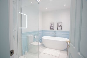 Dusche, Haartrockner, Handtücher, Toilettenpapier