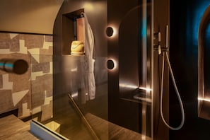 Dusche, Haartrockner, Handtücher, Seife