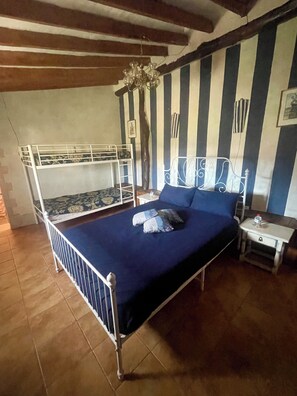 7 chambres, fer et planche Ă repasser, accĂšs Internet