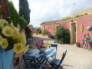 Outdoor dining - Self catering Accommodation for the Larger Group (Ubeda)