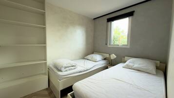 2 bedrooms, iron/ironing board, travel cot, free WiFi