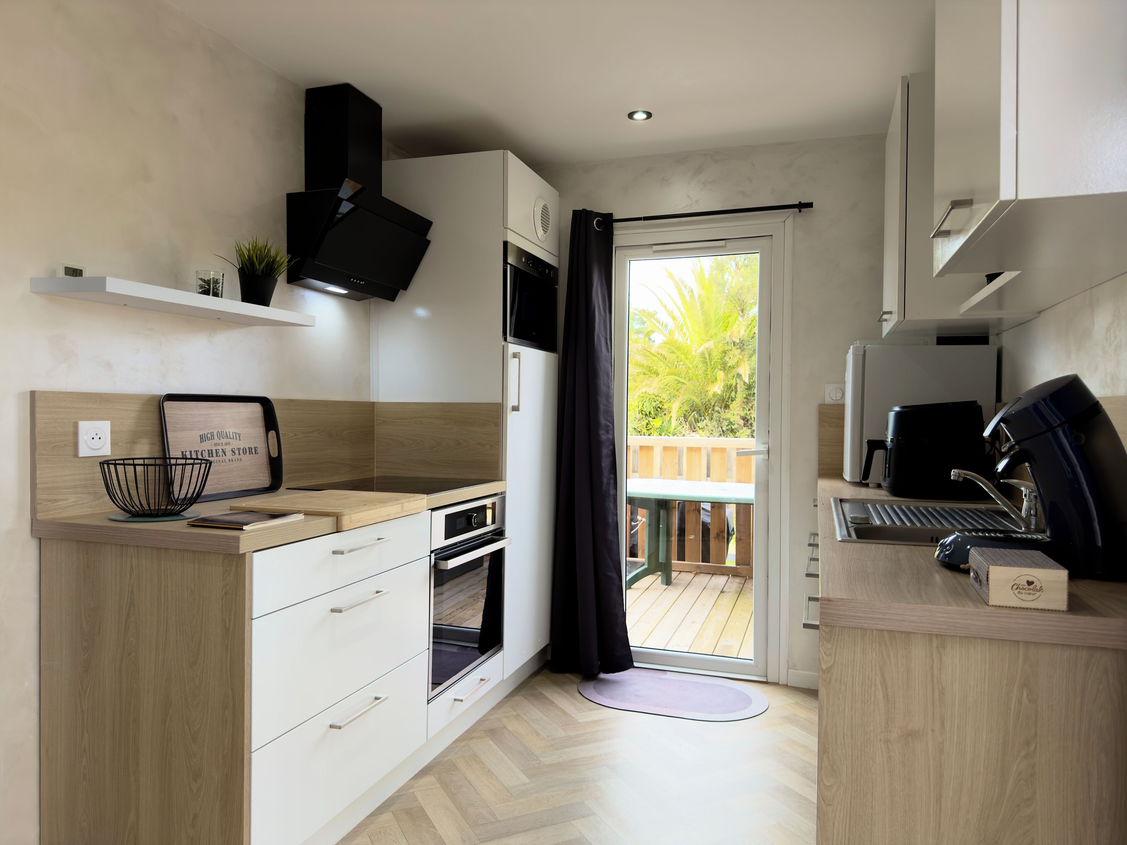 Réfrigérateur, micro-ondes, four, plaque de cuisson