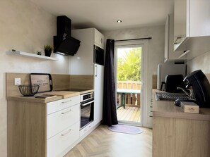 Kjøleskap, mikrobølgeovn, ovn og kokeplater