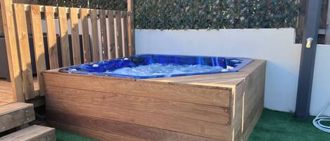 Bain à remous extérieur