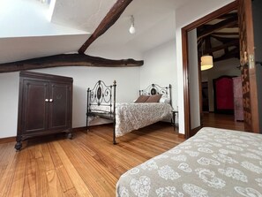 7 bedrooms, iron/ironing board, internet, bed sheets