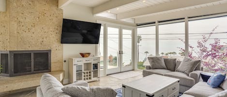 Televisión, chimenea y libros