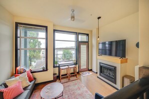 TV, fireplace, books - 1 Mi to Dtwn Seattle: Condo w/ Garage Parking (Seattle)