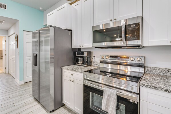 Kühlschrank, Mikrowelle, Herdplatte, Geschirrspüler