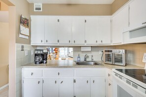 Geladeira, micro-ondas, cooktop, cafeteira/chaleira