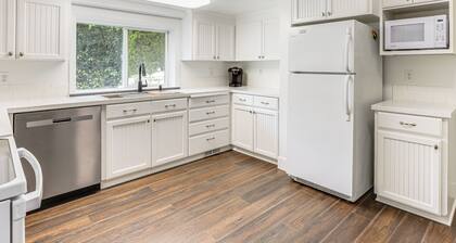 8 Mi to Columbia River Gorge: Cottage w/ Deck!