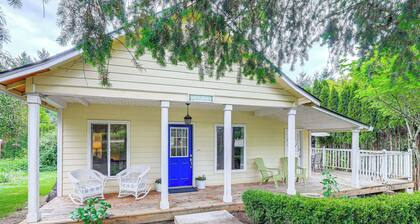8 Mi to Columbia River Gorge: Cottage w/ Deck!