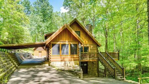 Exterior - Log Cabin w/ Vaulted Great Room & Creek Near GSMNP (Sevierville)