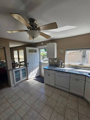 Mikrobølgeovn, ovn, kokeplater og oppvaskmaskin