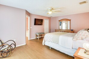 4 bedrooms, iron/ironing board, travel cot, Internet