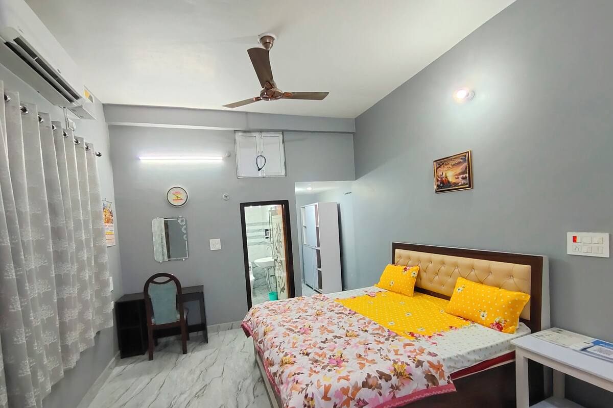 Habitación doble Deluxe, vista a la ciudad | 2 habitaciones, escritorio y espacio para trabajar con laptop