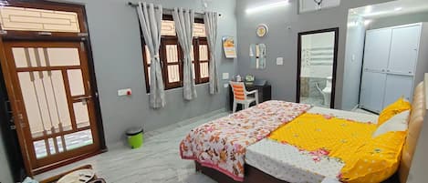 2 bedrooms, desk, laptop workspace, free WiFi