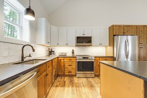 Réfrigérateur, micro-ondes, plaque de cuisson, lave-vaisselle