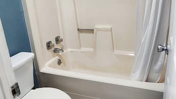 Bidet, Handtücher, Seife, Toilettenpapier