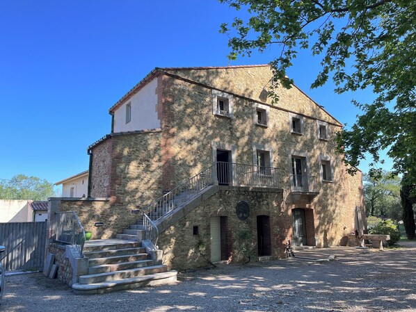 المنشأة من الخارج