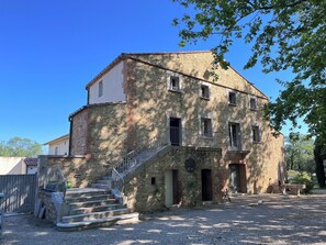 Exterior - Domaine Villadomar: Farmhouse nestled in the heart of Thuir in the calm of its wooded grounds (thuir)