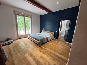 7 عدّة غرف نوم ومكتب ومكواة/لوح كي وسرير سفر