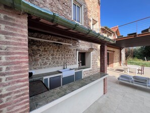 تناول الطعام بالخارج