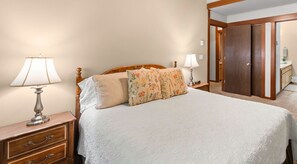 2 soverom, skrivebord, strykejern/-brett og wi-fi (inkludert)