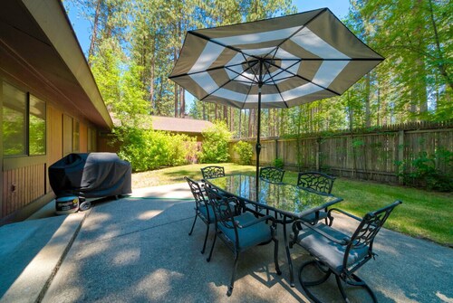 Nestled in the heart of Graeagle Meadows, Private Fenced Yard, Sleeps 6