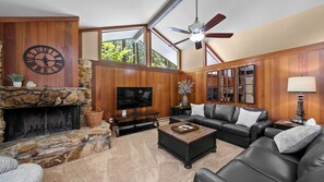 Smart TV y chimenea 