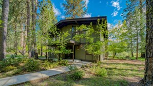 A modern house surrounded by tall trees and a clear sky. - Enjoy the beauty of Graeagle Meadows Golf Course and from this charming mountain retreat! (Graeagle)