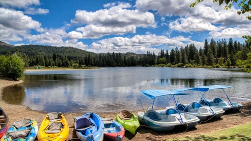 Enjoy the beauty of Graeagle Meadows Golf Course and from this charming mountain retreat!