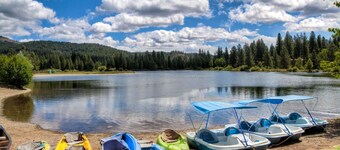 Enjoy the beauty of Graeagle Meadows Golf Course and from this charming mountain retreat!