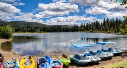 Enjoy the beauty of Graeagle Meadows Golf Course and from this charming mountain retreat!