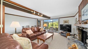 TV, fireplace, books - Enjoy the beauty of Graeagle Meadows Golf Course and from this charming mountain retreat! (Graeagle)