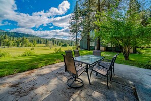 Outdoor dining - Enjoy the beauty of Graeagle Meadows Golf Course and from this charming mountain retreat! (Graeagle)