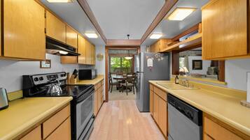 Réfrigérateur, micro-ondes, four, plaque de cuisson