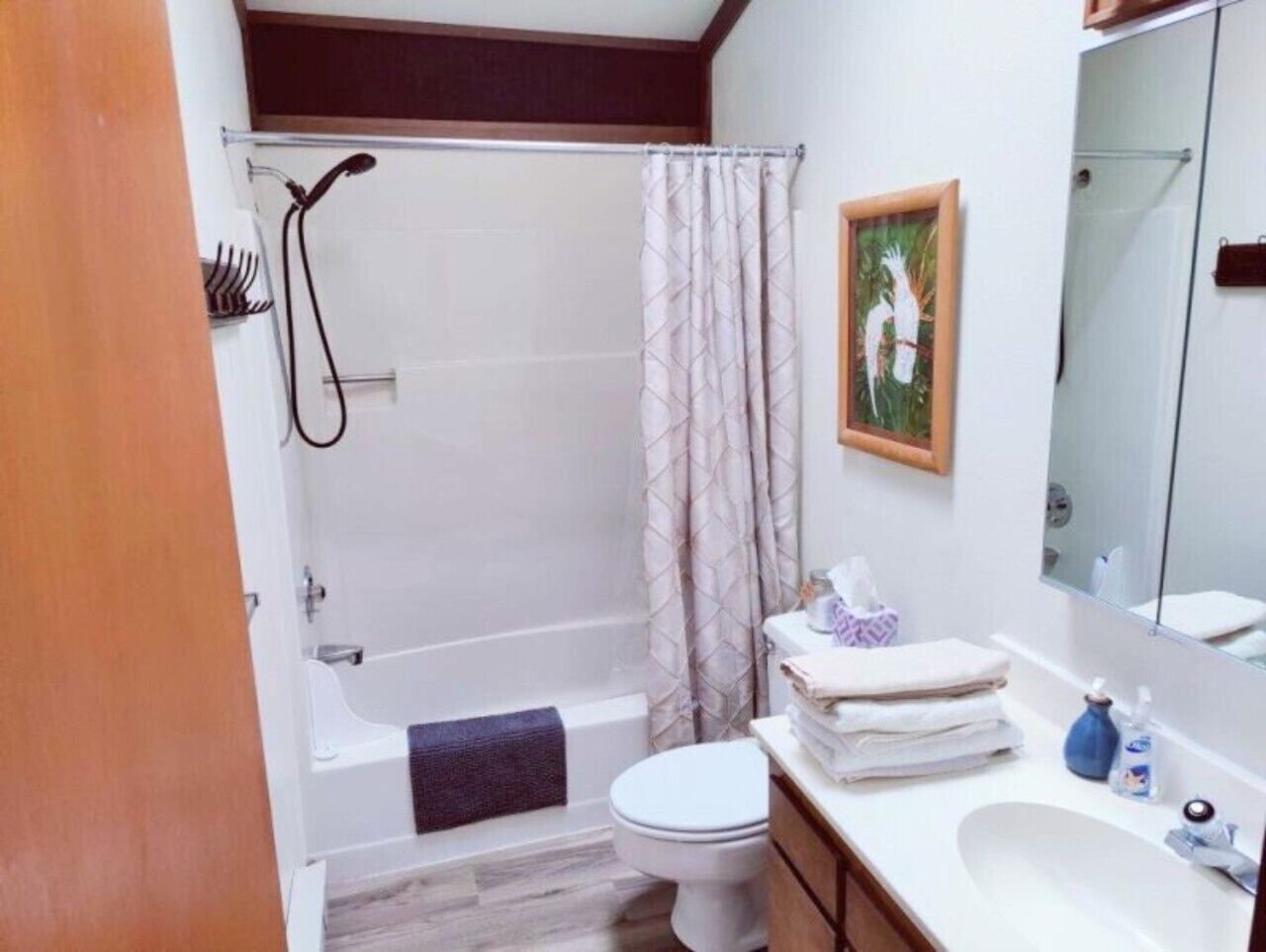 Un baño con ducha, inodoro y lavabo.
