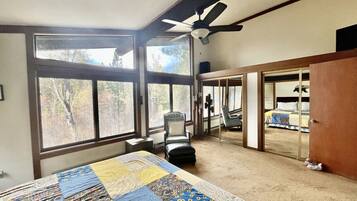 3 bedrooms, desk, iron/ironing board, free WiFi
