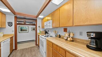 Fridge, oven, stovetop, coffee/tea maker