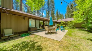 Outdoor dining - Peaceful Graeagle Meadows retreat with fenced yard and grassy backyard (Graeagle)