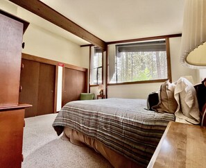 2 bedrooms, desk, free WiFi, bed sheets - Vacation retreat for golf and enthusiasts and families alike! (Graeagle)