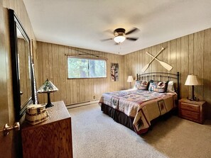 2 slaapkamers, een bureau, een strijkplank/strijkijzer, gratis wifi